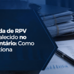 Banner institucional em tons de azul escuro sobre tema jurídico e financeiro. À esquerda, um painel geométrico azul com o texto em destaque: “Venda de RPV de Falecido no Inventário: Como Funciona”. Ao fundo, aparecem pilhas de documentos, um livro jurídico azul e uma caneta sobre uma planilha. No canto superior esquerdo há um pequeno logotipo branco. O design transmite uma estética profissional relacionada a processos legais, inventário e recebimento de créditos judiciais.