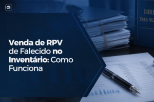 Banner institucional em tons de azul escuro sobre tema jurídico e financeiro. À esquerda, um painel geométrico azul com o texto em destaque: “Venda de RPV de Falecido no Inventário: Como Funciona”. Ao fundo, aparecem pilhas de documentos, um livro jurídico azul e uma caneta sobre uma planilha. No canto superior esquerdo há um pequeno logotipo branco. O design transmite uma estética profissional relacionada a processos legais, inventário e recebimento de créditos judiciais.